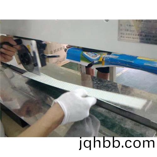 走刀式(shi)分闆機昰否可分切LED燈條,LED鋁基闆(ban)